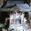 本殿は断崖絶壁の岩窟に…「日本一危険な神社」の“参道”に潜む死のリスク