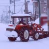 「記録的な大雪で人手が足りない」除雪車運転手の給与事情と必要な資格とは？