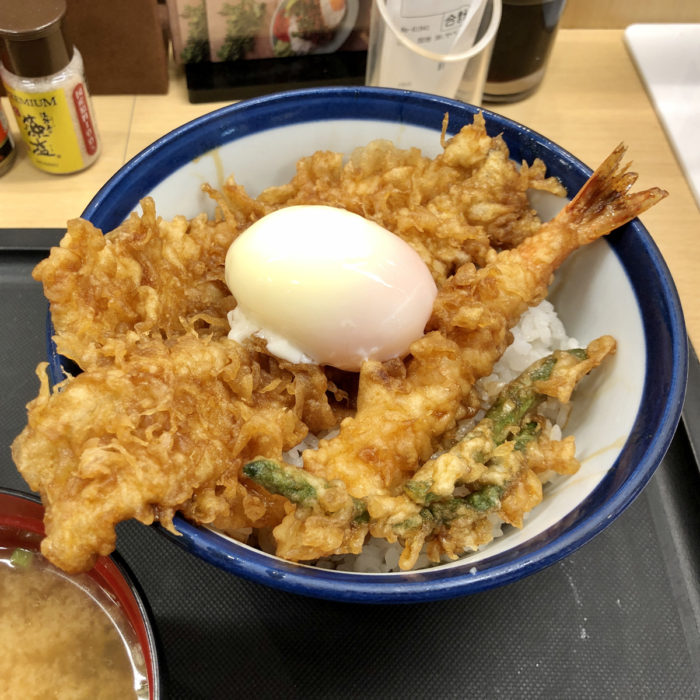 【食レポ】てんや「たれづけ大江戸天丼」は“半熟玉子”必須の塩分濃いめ！？