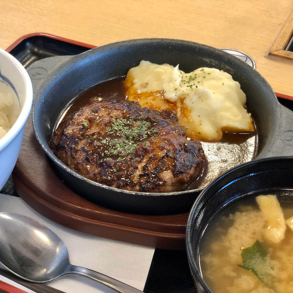 「松屋」創業祭第2弾「黒毛和牛ハンハ?ーク?定食」は“脇役”にも注目!