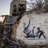 「バンクシーらしくない」ウクライナの壁画に日本の“完売画家”が鋭い指摘