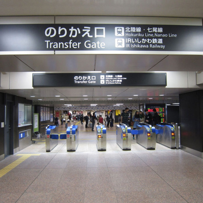 金沢駅（新幹線から在来線の乗り換え改札口）