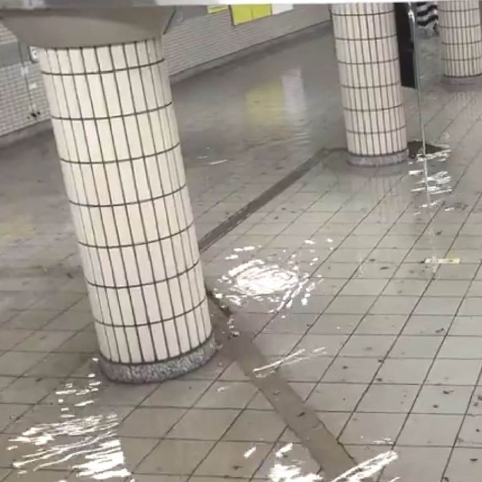 8月21日のゲリラ豪雨で浸水した東京メトロ・市ヶ谷駅