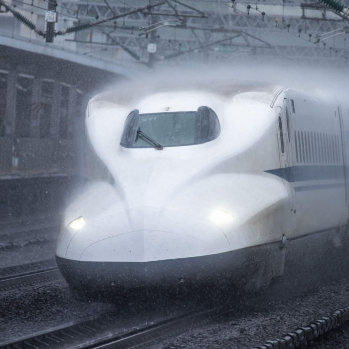 雨の中を走る新幹線