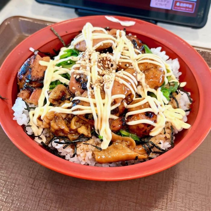 すき家「炭火やきとり丼」