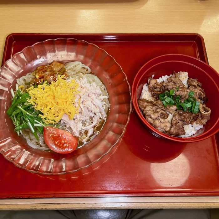 ジョイフル「蒸し鶏の盛岡冷麺とコチジャン焼肉丼」