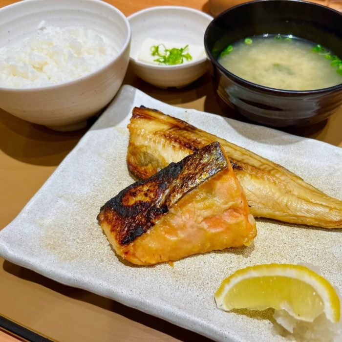 やよい軒「銀鮭の西京焼としまほっけの定食」